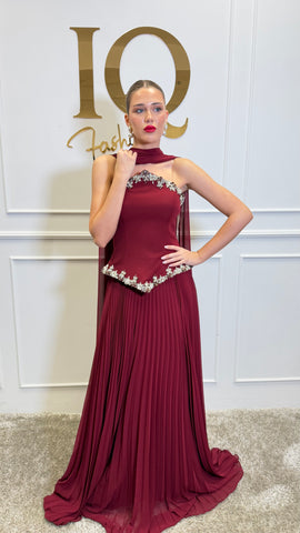 Rochie Elissa Burgundy de la iqfashioncluj, imagine cu detalii elegante și croială modernă, pe fundal alb.