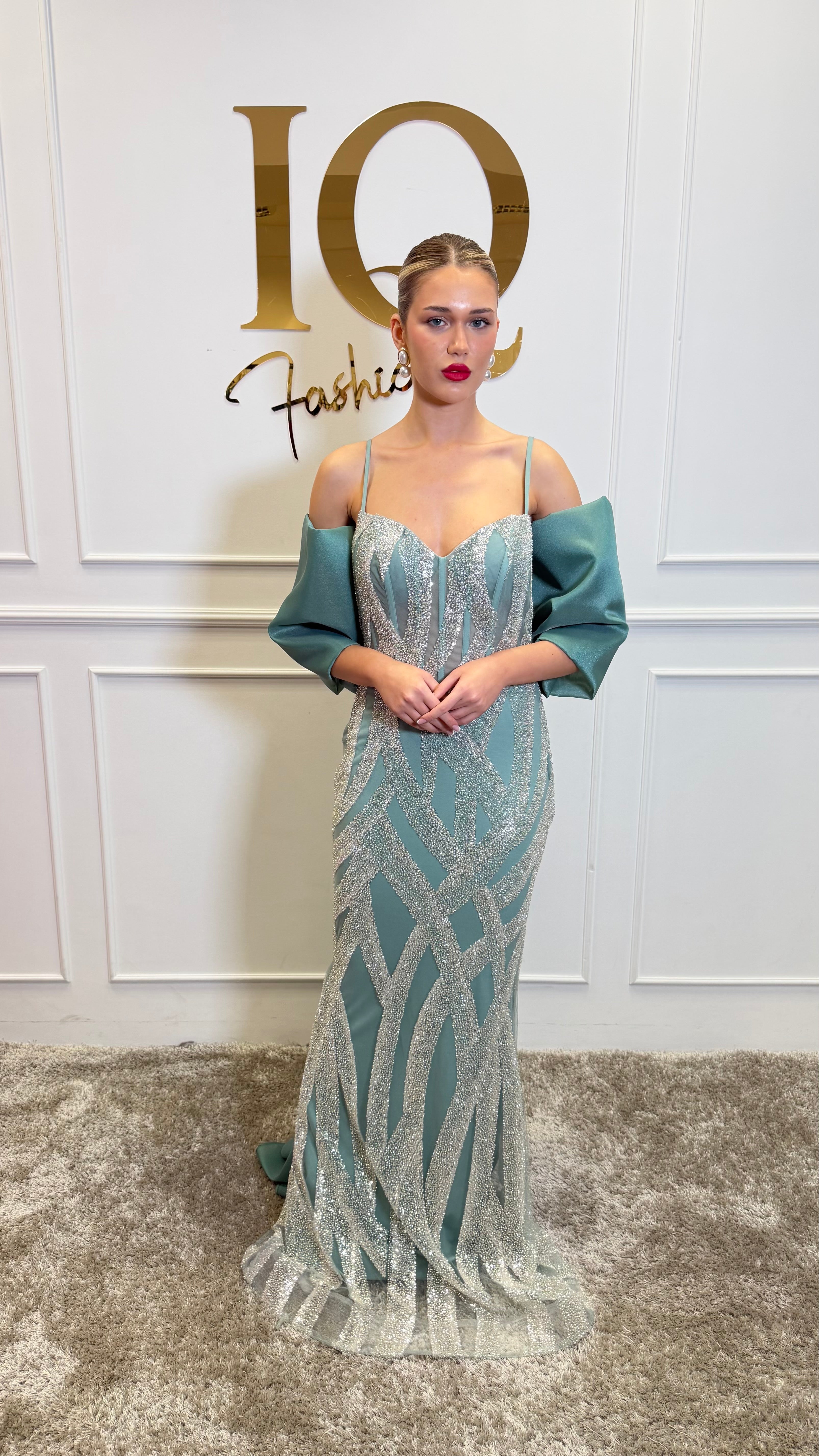 Rochie Bombay Minth de la iqfashioncluj, imagine cu detalii elegante și croială modernă, în tonuri de verde și negru.