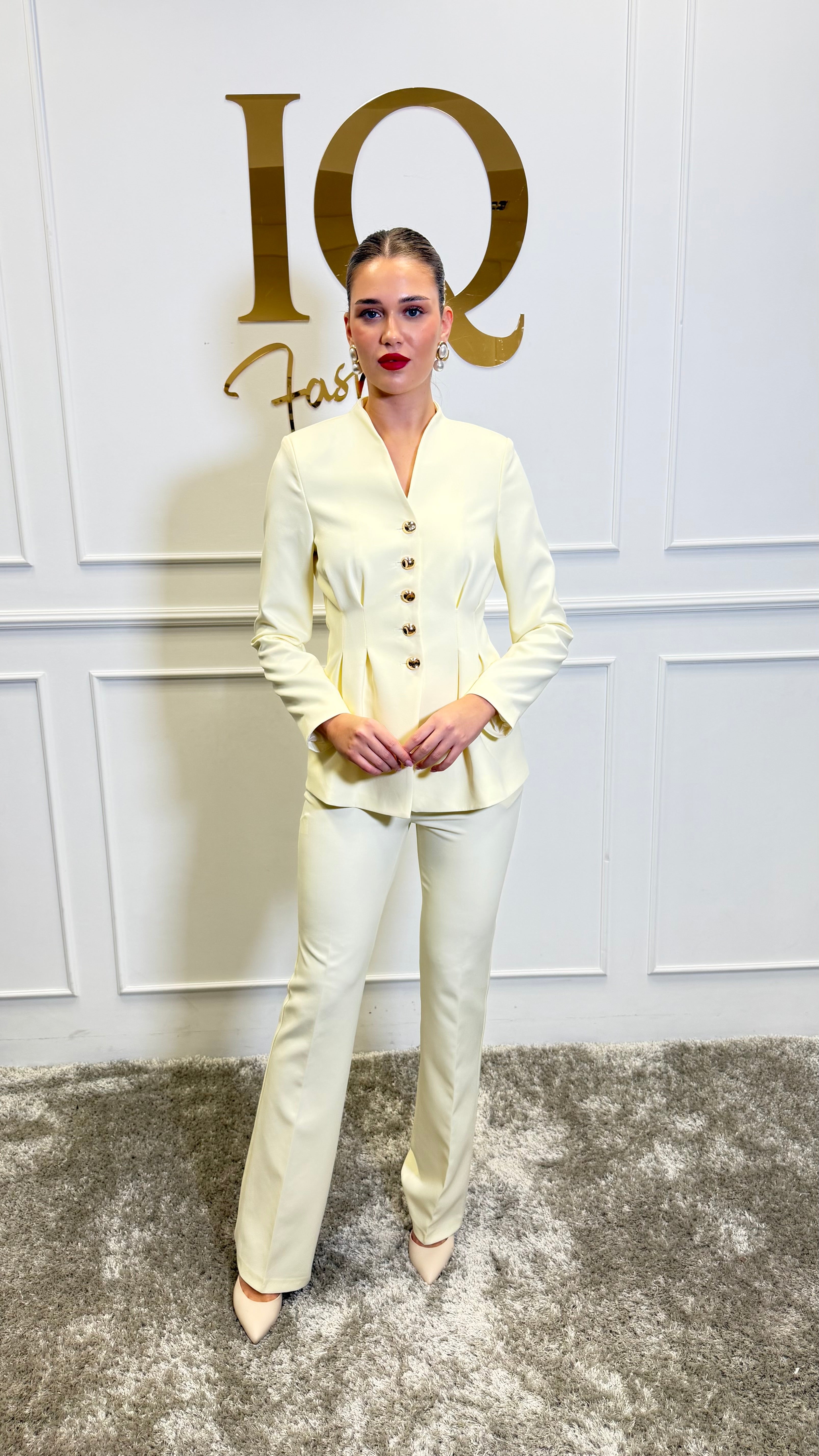 Costume Betthina Vanilla by ELVE STYLE SRL featuring a soft, cream-colored fabric with delicate floral accents.