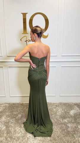 Rochie Asemia verde măslină de la iqfashioncluj, model elegant cu croială modernă, pentru ocazii speciale, vizibilă în imagine.