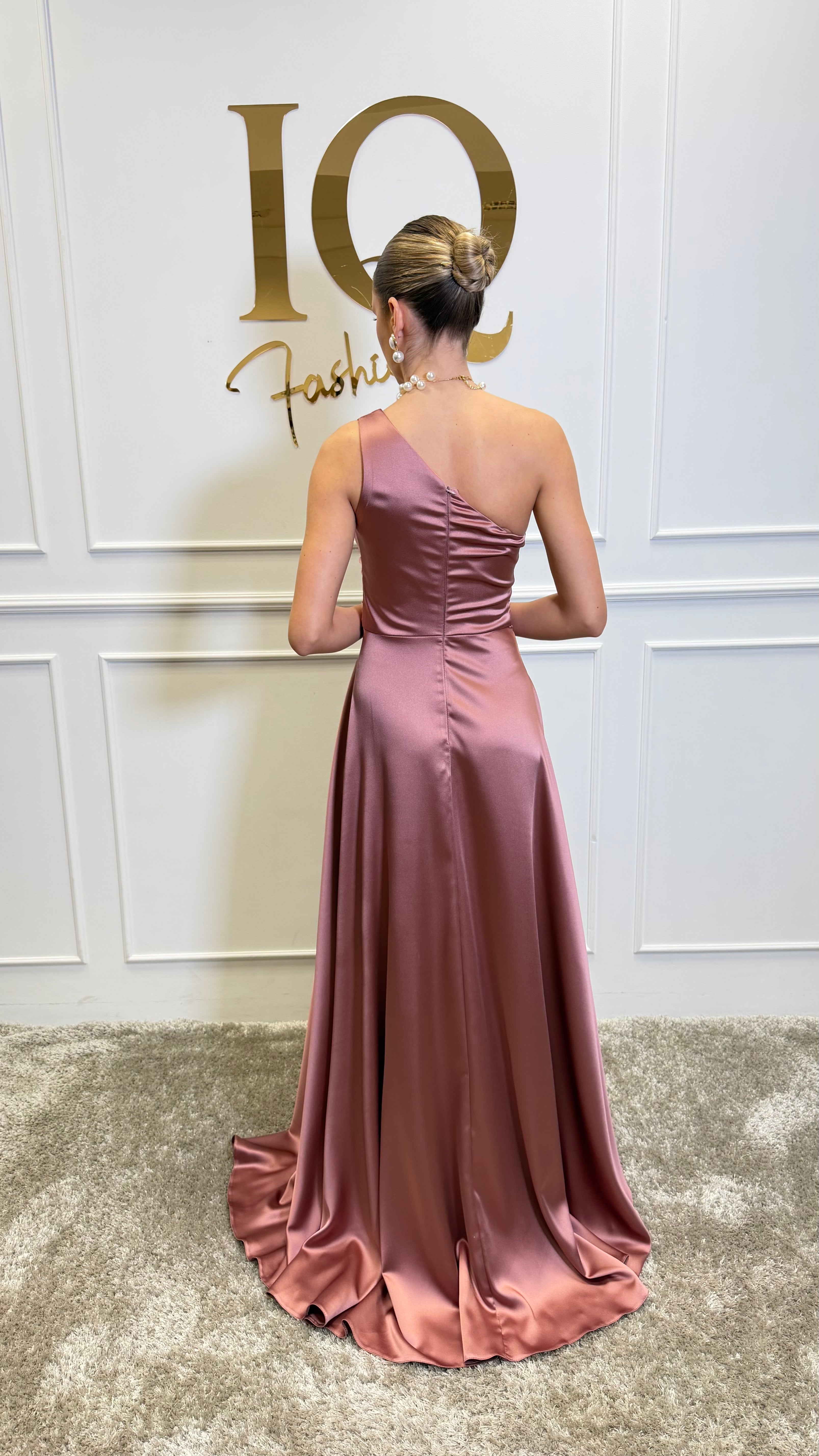 Rochie Sophie pudră de la iqfashioncluj, model elegant, cu croială feminină și detalii moderne, vizibilă în imagine.