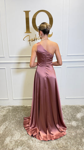 Rochie Sophie pudră de la iqfashioncluj, model elegant, cu croială feminină și detalii moderne, vizibilă în imagine.