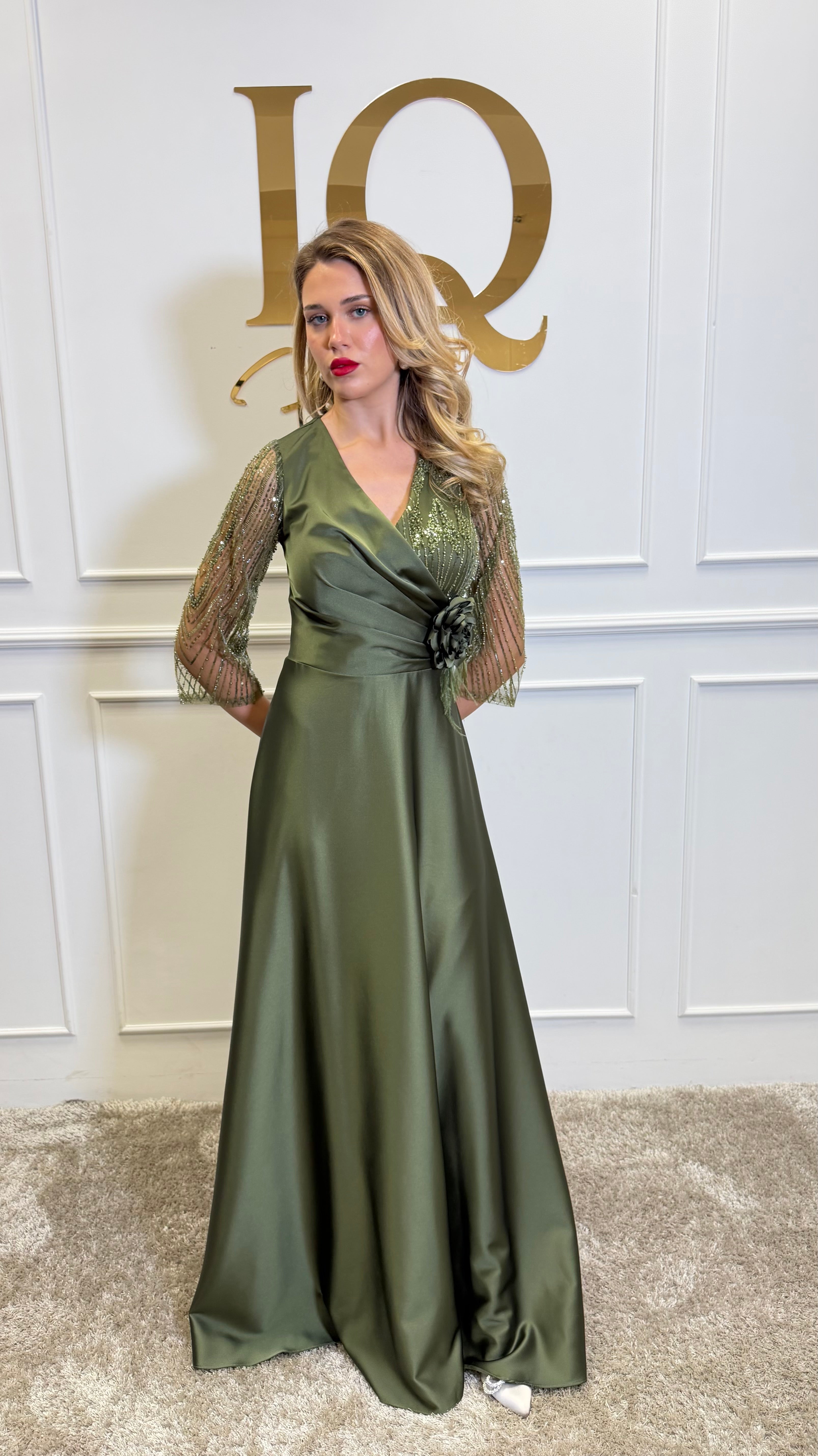 Rochie ELVE STYLE SRL Avallyna verde măslin, elegantă, cu croială fluidă, perfectă pentru ocazii speciale și evenimente elegante.