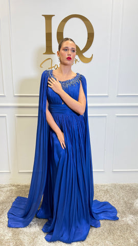 Rochie Kalenda Electric Blue de la iqfashioncluj, croială elegantă, material vibrant și detalii moderne, purtată pe model.