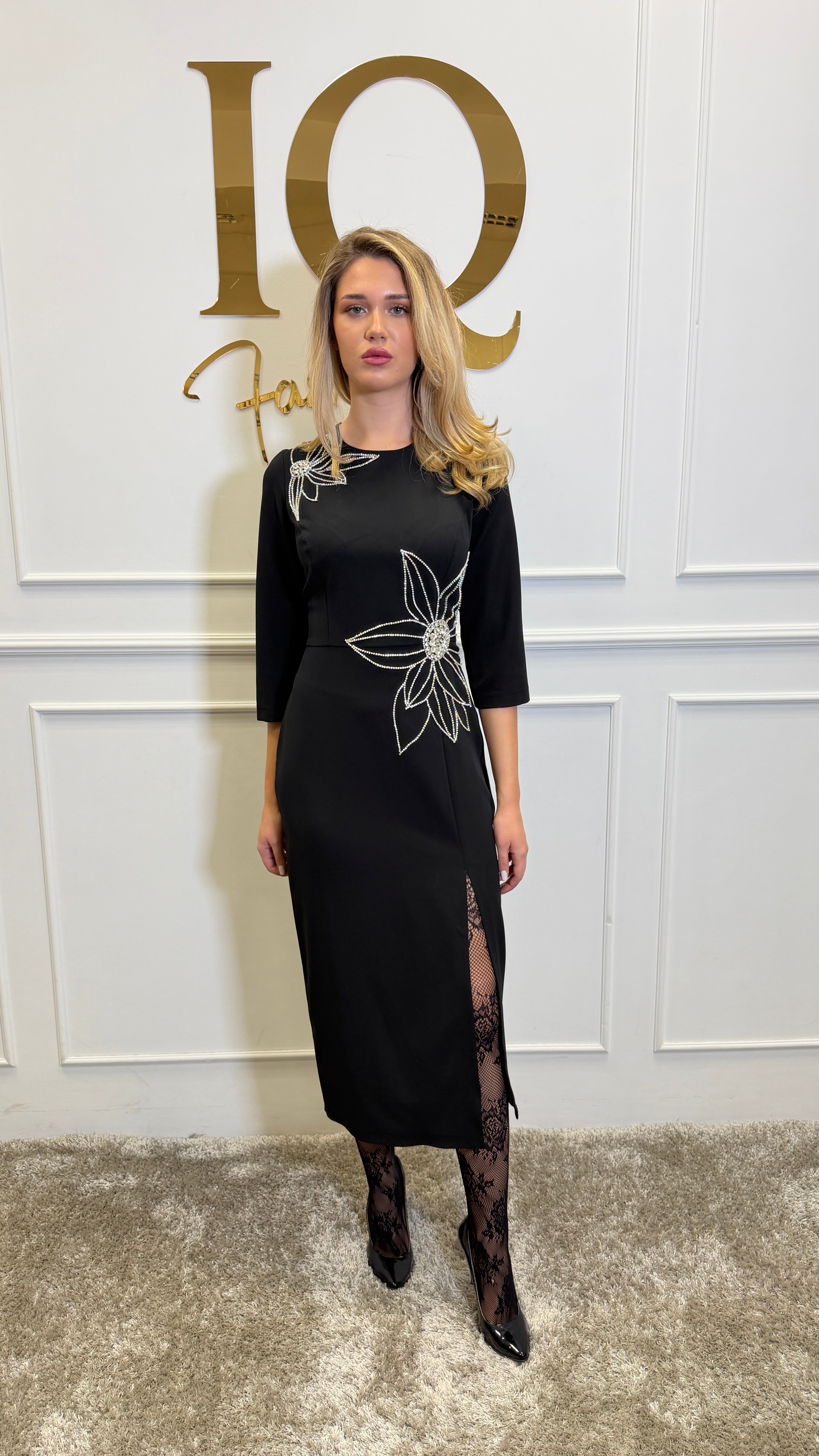 Rochie elegantă Biannia Black de la iqfashioncluj, imagine cu detaliile și croiala stilată a rochiei negre.
