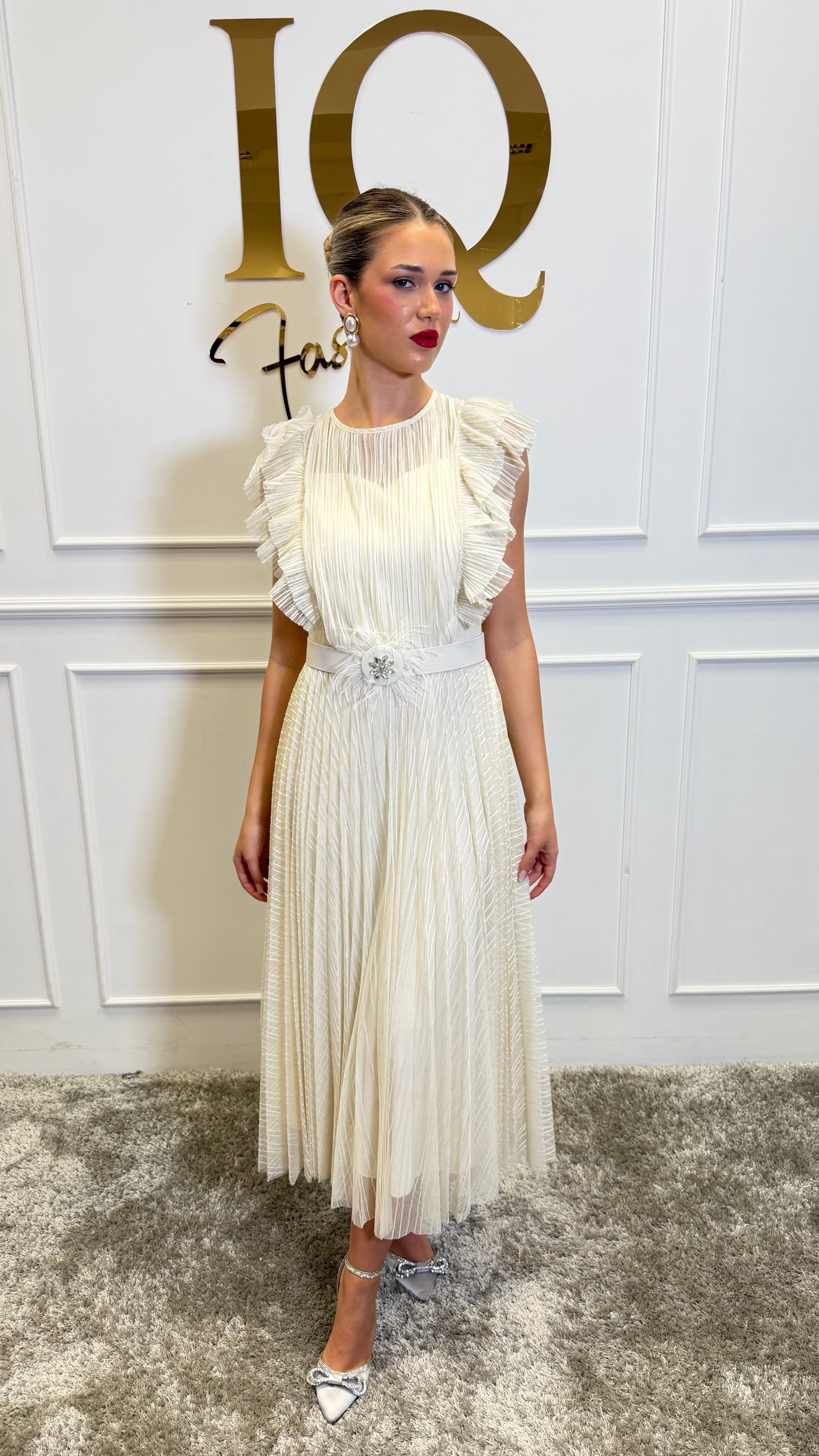 Rochie Massi bej de damă de la ELVE STYLE SRL, cu croială elegantă și detalii feminine, vizibilă în imagine.