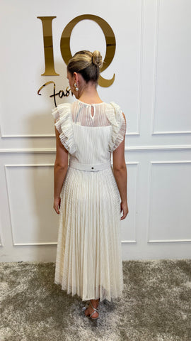 Rochie beige Massi de la ELVE STYLE SRL, elegantă, cu croială feminină, material ușor și detalii moderne, pentru ocazii speciale
