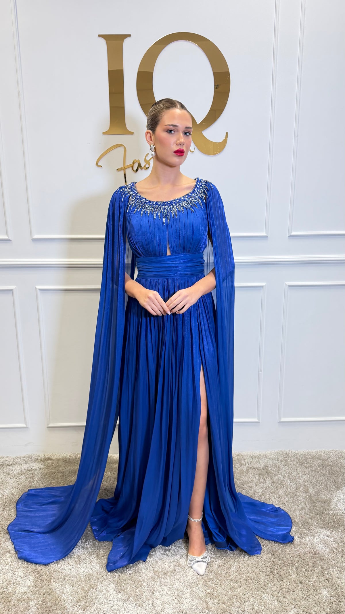 Rochie electric blue Kalenda de la iqfashioncluj, cu croială elegantă și detalii moderne, pe mannequin.