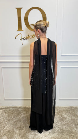 Rochie cu fustă Pearly Black de la iqfashioncluj, detaliu elegant și modern, imagine cu model purtând rochia neagră.