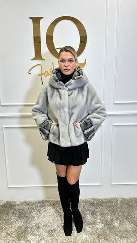 Haina blana artificiala gluga Byas Grey