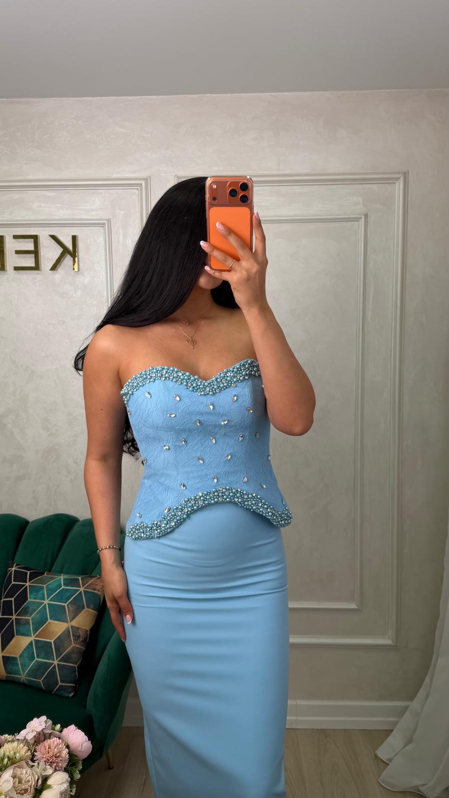 Rochie Senzation Blue de la iqfashioncluj, croială elegantă și culoare albastră, vizibilă în imagine.