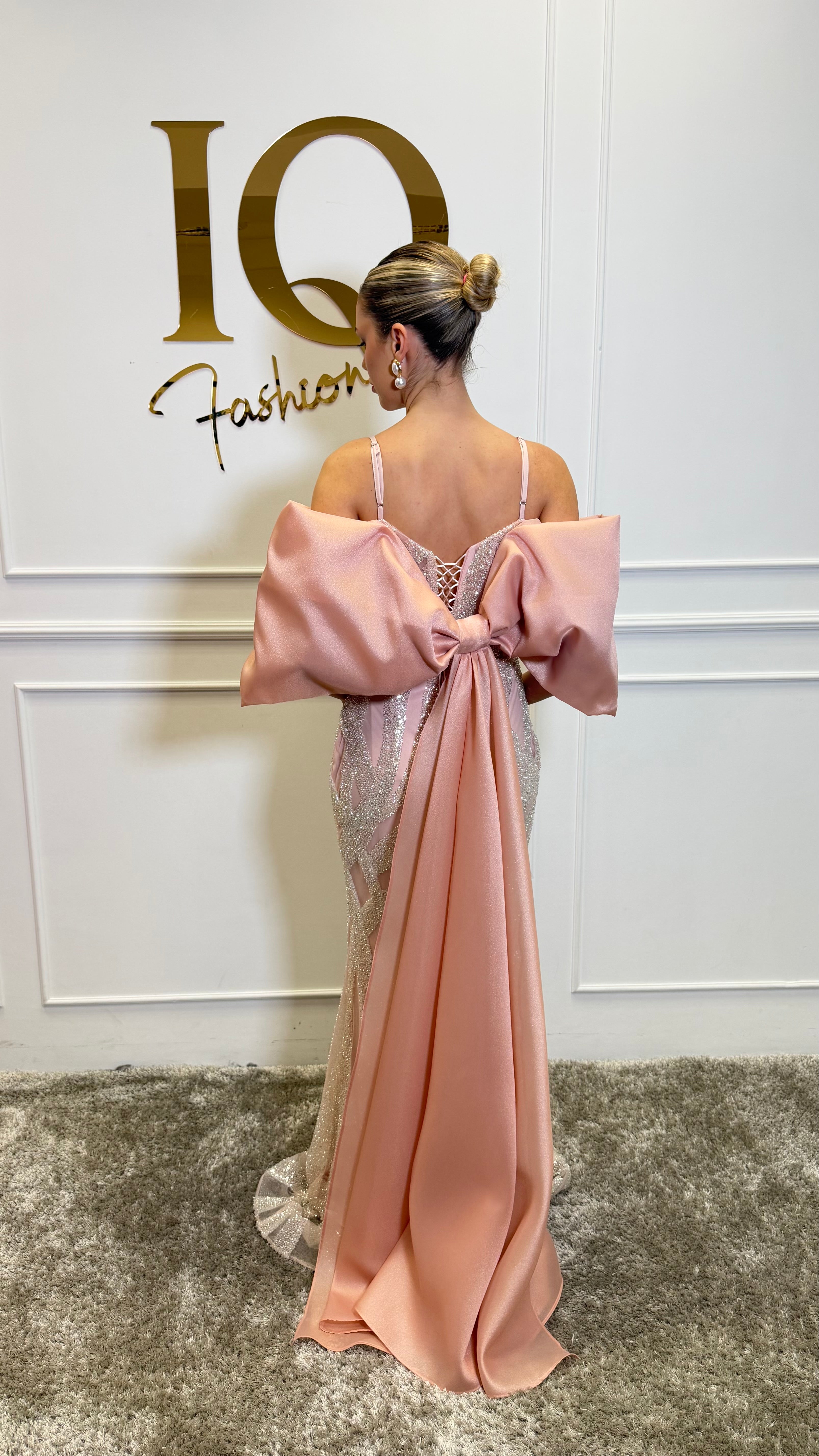 Rochie feminină Bombay Funda Roz de la iqfashioncluj, cu design elegant și detalii delicate, perfectă pentru ocazii speciale.