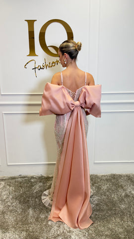 Rochie feminină Bombay Funda Roz de la iqfashioncluj, cu design elegant și detalii delicate, perfectă pentru ocazii speciale.