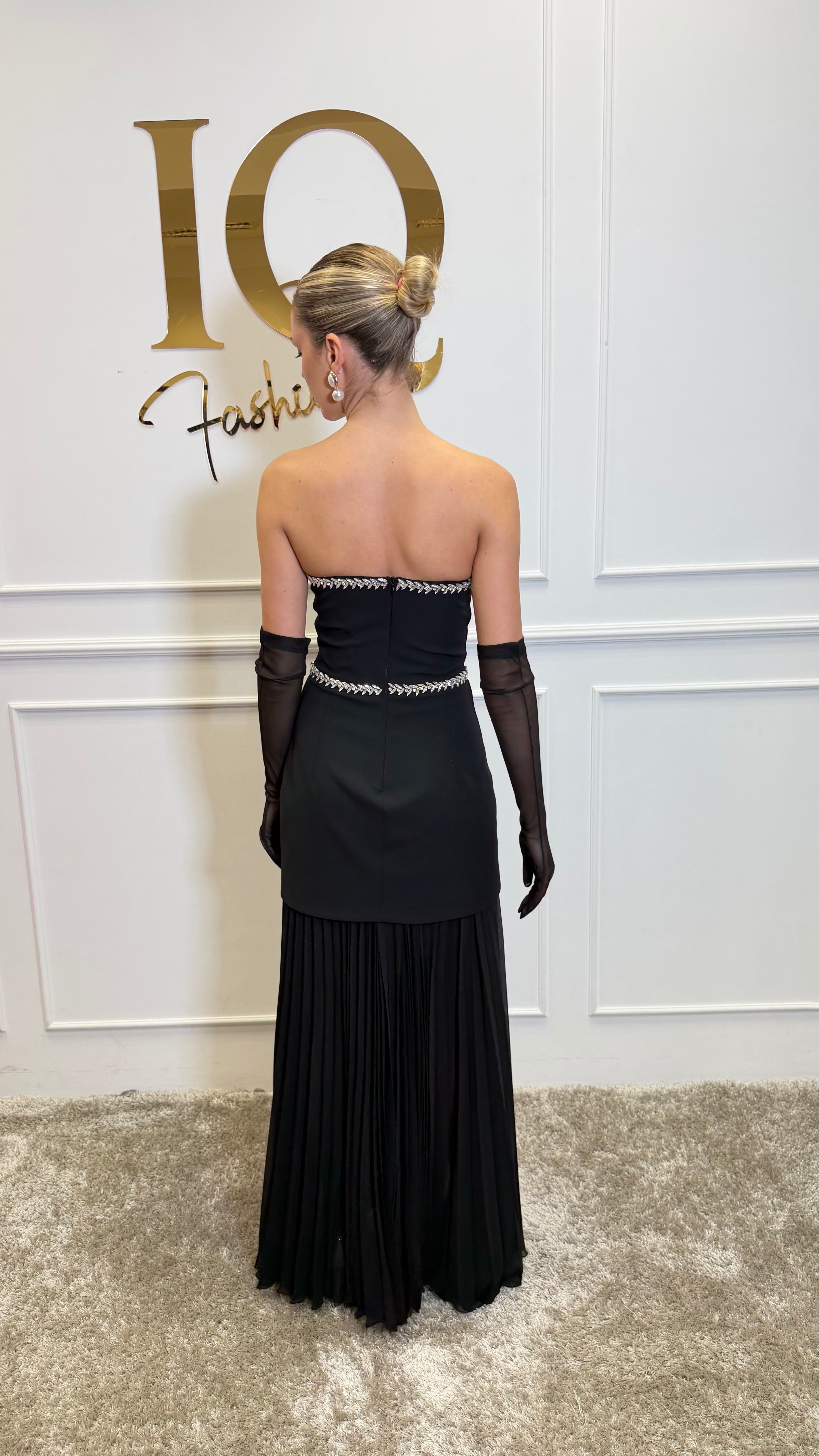 Rochie cu fustă Medanna neagră de la iqfashioncluj, detaliu al designului și materialului, pe model.