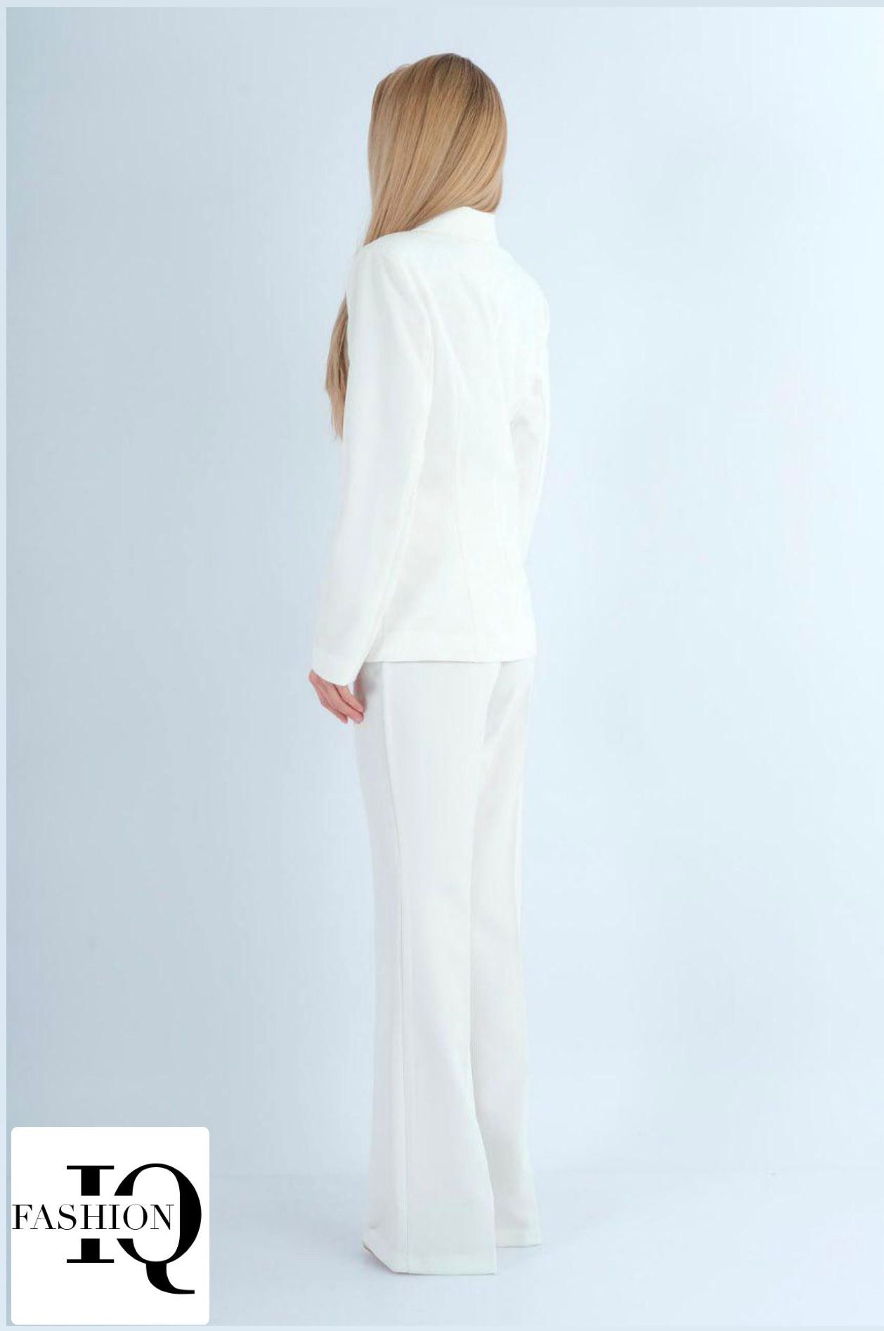 White Anais costume by ELVE STYLE SRL featuring gold button details and elegant design, shown in the image.