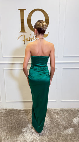 Rochie Ladina Green de la iqfashioncluj, în nuanță verde, cu croială elegantă și detalii moderne, vizibilă în imagine.