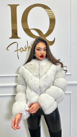 Haina blana Valery White