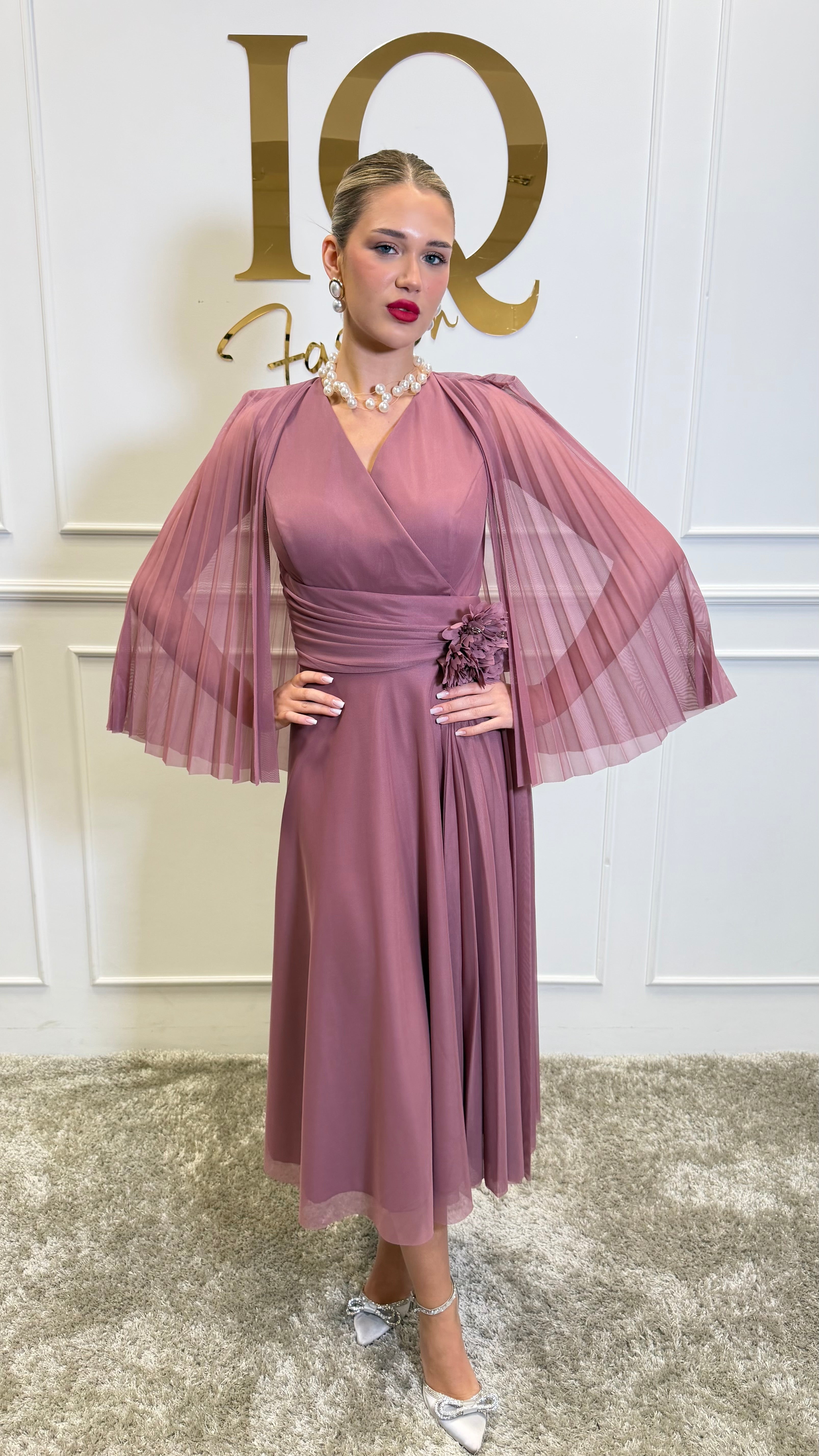 Rochie Nadiana pudra de la iqfashioncluj, model elegant cu croială modernă și detalii delicate, purtată pe o femeie.