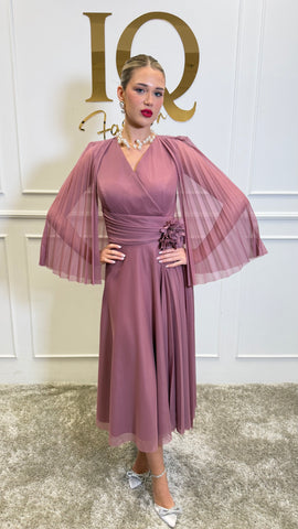 Rochie Nadiana pudra de la iqfashioncluj, model elegant cu croială modernă și detalii delicate, purtată pe o femeie.