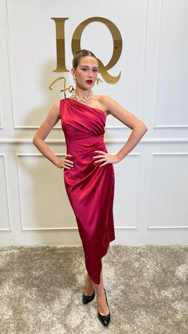 Rochie midi Simone bordo din colecția iqfashioncluj, cu un design elegant și detalii moderne, pe fundal alb.