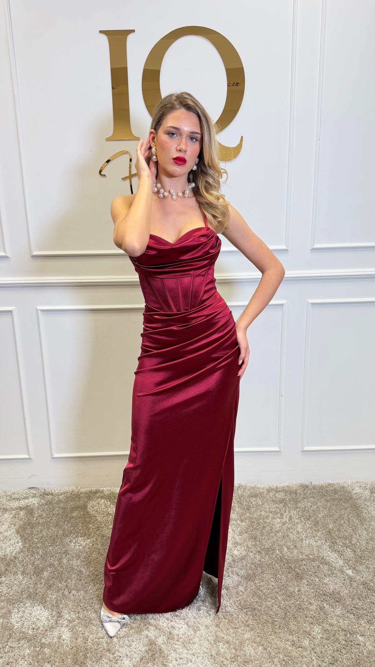 Rochie bordo Biano de la iqfashioncluj, stil elegant, cu croială modernă și detalii fine, pentru un look sofisticat.
