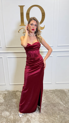 Rochie bordo Biano de la iqfashioncluj, stil elegant, cu croială modernă și detalii fine, pentru un look sofisticat.
