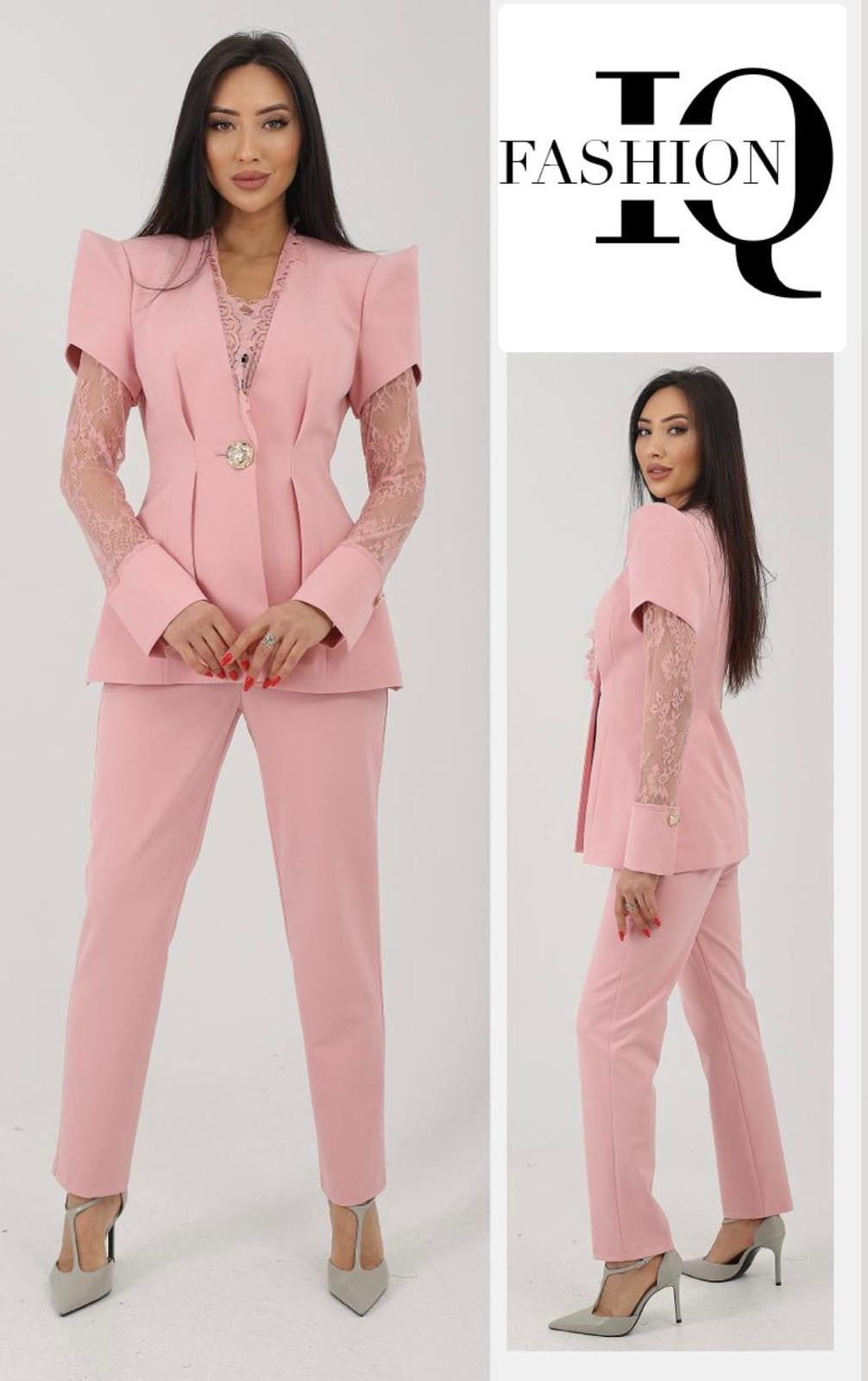 ELVE STYLE SRL Lalyane Roze costume featuring a vibrant pink design with intricate details and flowing fabric.