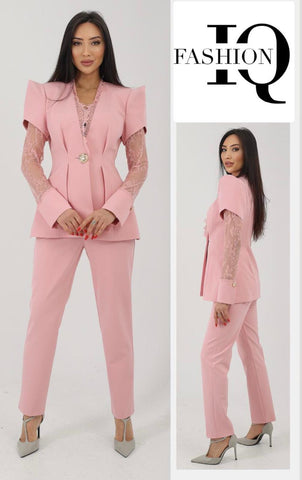 ELVE STYLE SRL Lalyane Roze costume featuring a vibrant pink design with intricate details and flowing fabric.