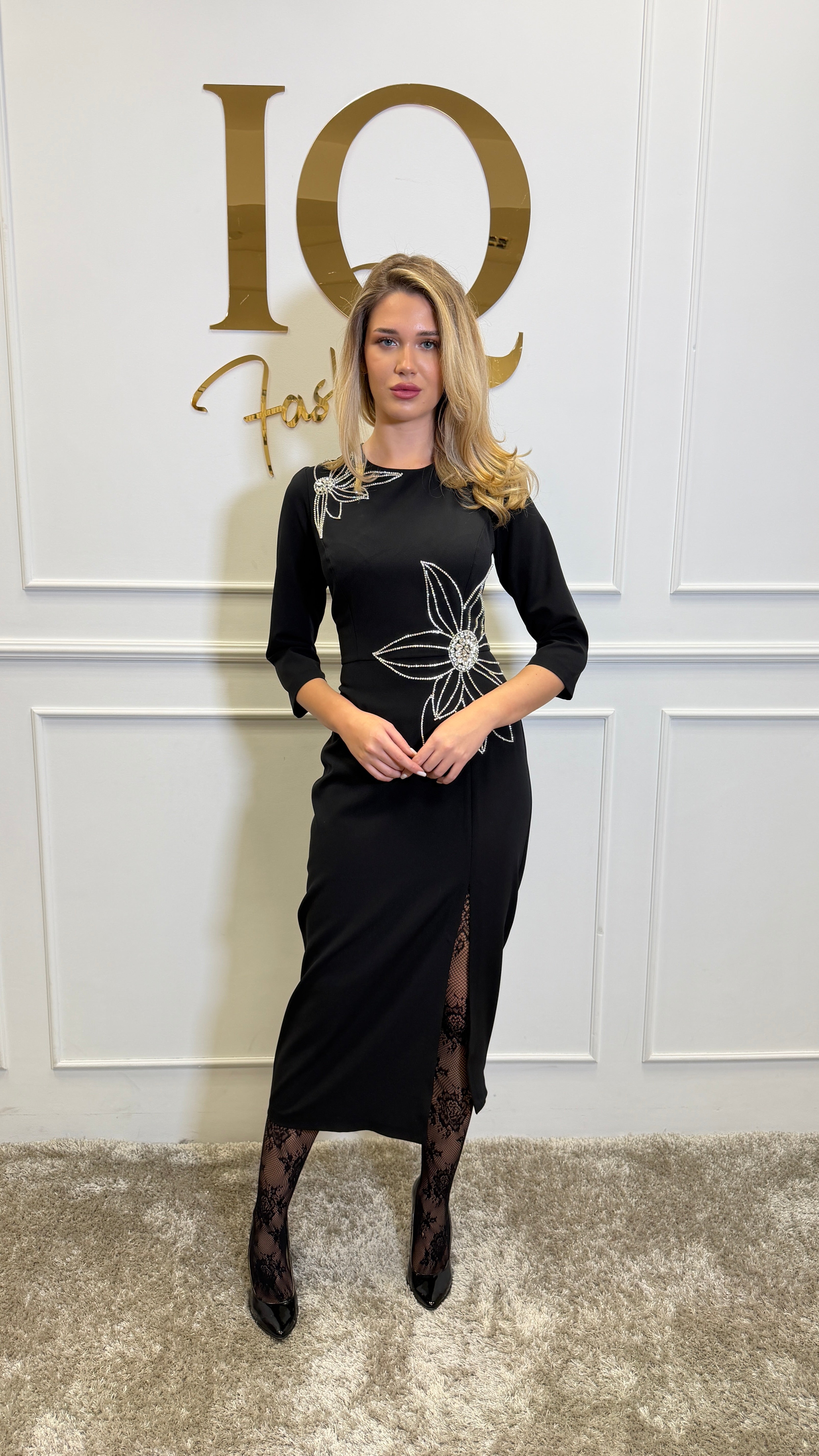 Rochie neagră Biannia de la iqfashioncluj, detaliu al designului elegant și materialului din imagine.