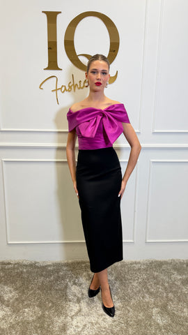 Rochie special neagră-fuchsia de la iqfashioncluj, cu croială elegantă și detalii moderne, pentru evenimente speciale.