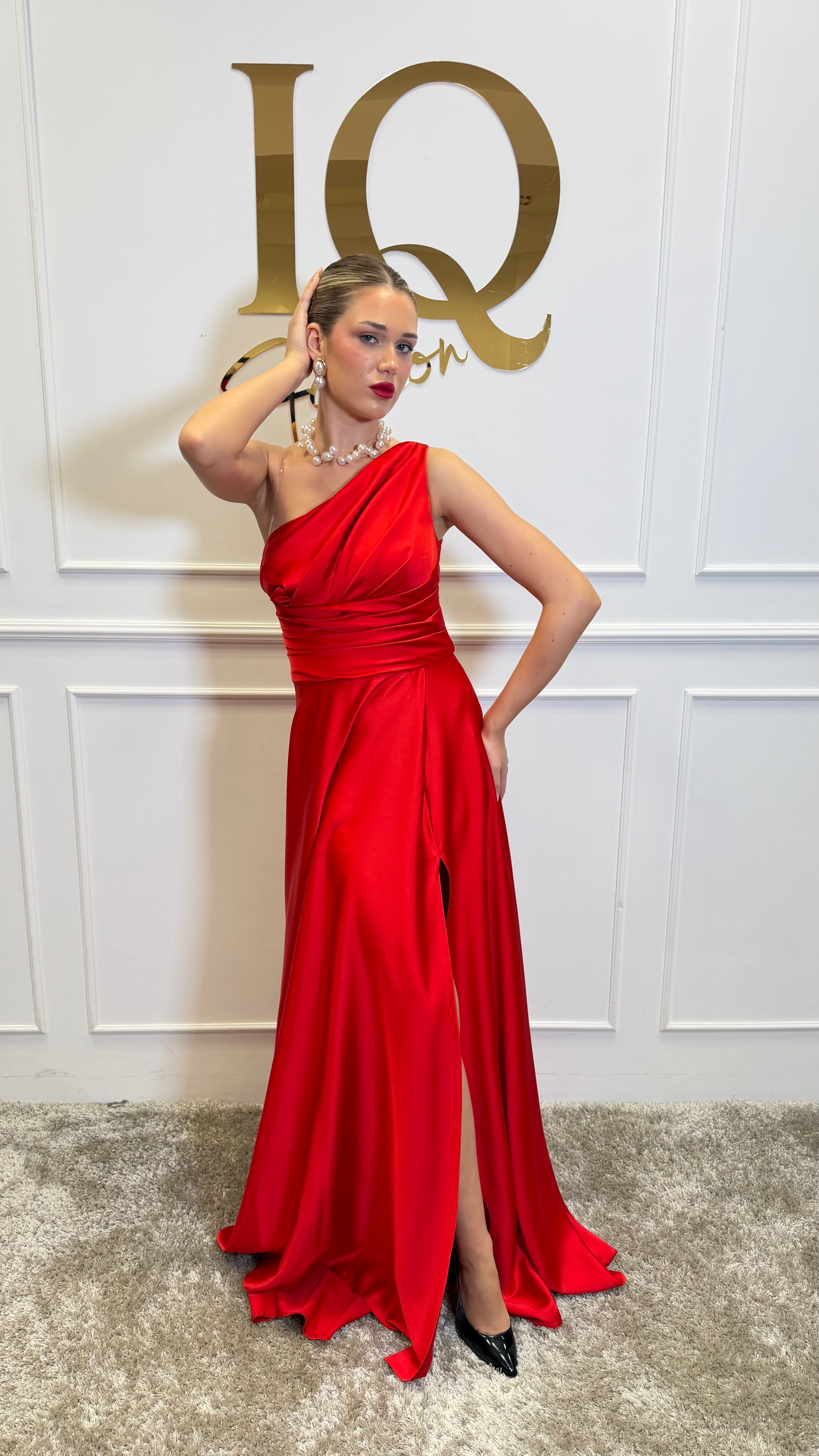 Rochie Sophie Red de la iqfashioncluj, croială elegantă, material roșu vibrant, vizibilă în această imagine.