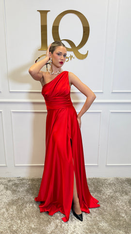 Rochie Sophie Red de la iqfashioncluj, croială elegantă, material roșu vibrant, vizibilă în această imagine.