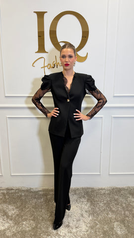 Black Leona costume from ELVE STYLE SRL featuring a sleek design and elegant details, ideal for themed events.