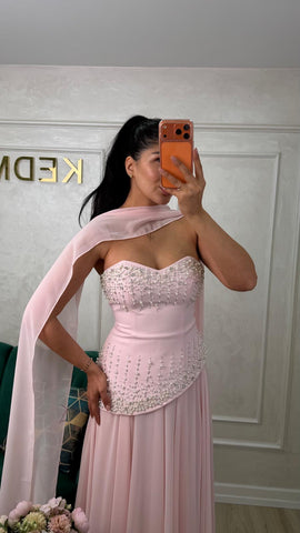 Rochie cu fusta Salvatinni roz, de la iqfashioncluj, prezentată pe manechin, cu croială elegantă și detalii moderne.