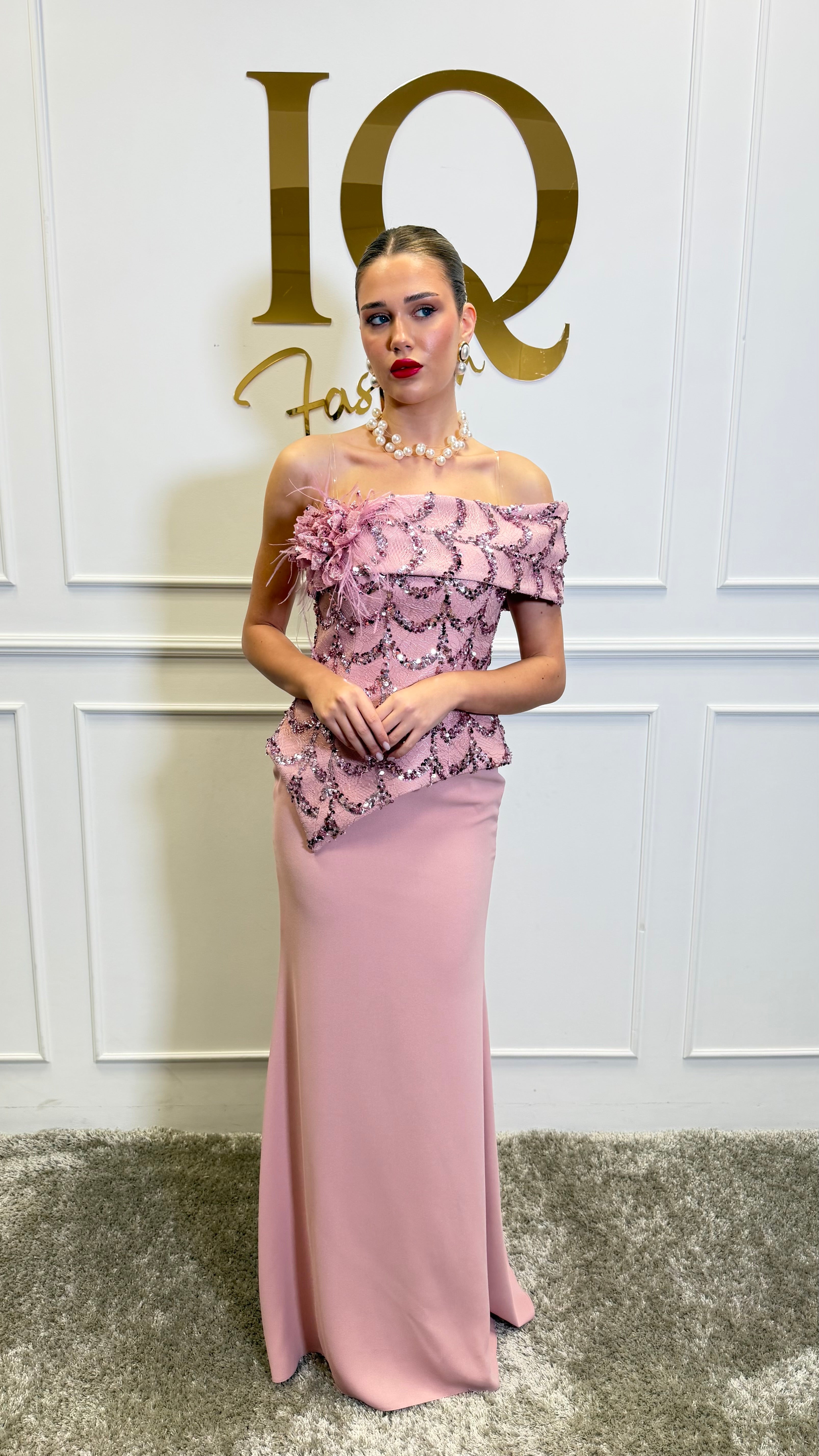 Rochie Sayma roz de la iqfashioncluj, croială elegantă și detalii feminine, vizibilă în imagine.