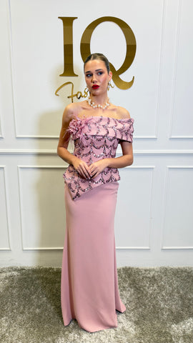 Rochie Sayma roz de la iqfashioncluj, croială elegantă și detalii feminine, vizibilă în imagine.