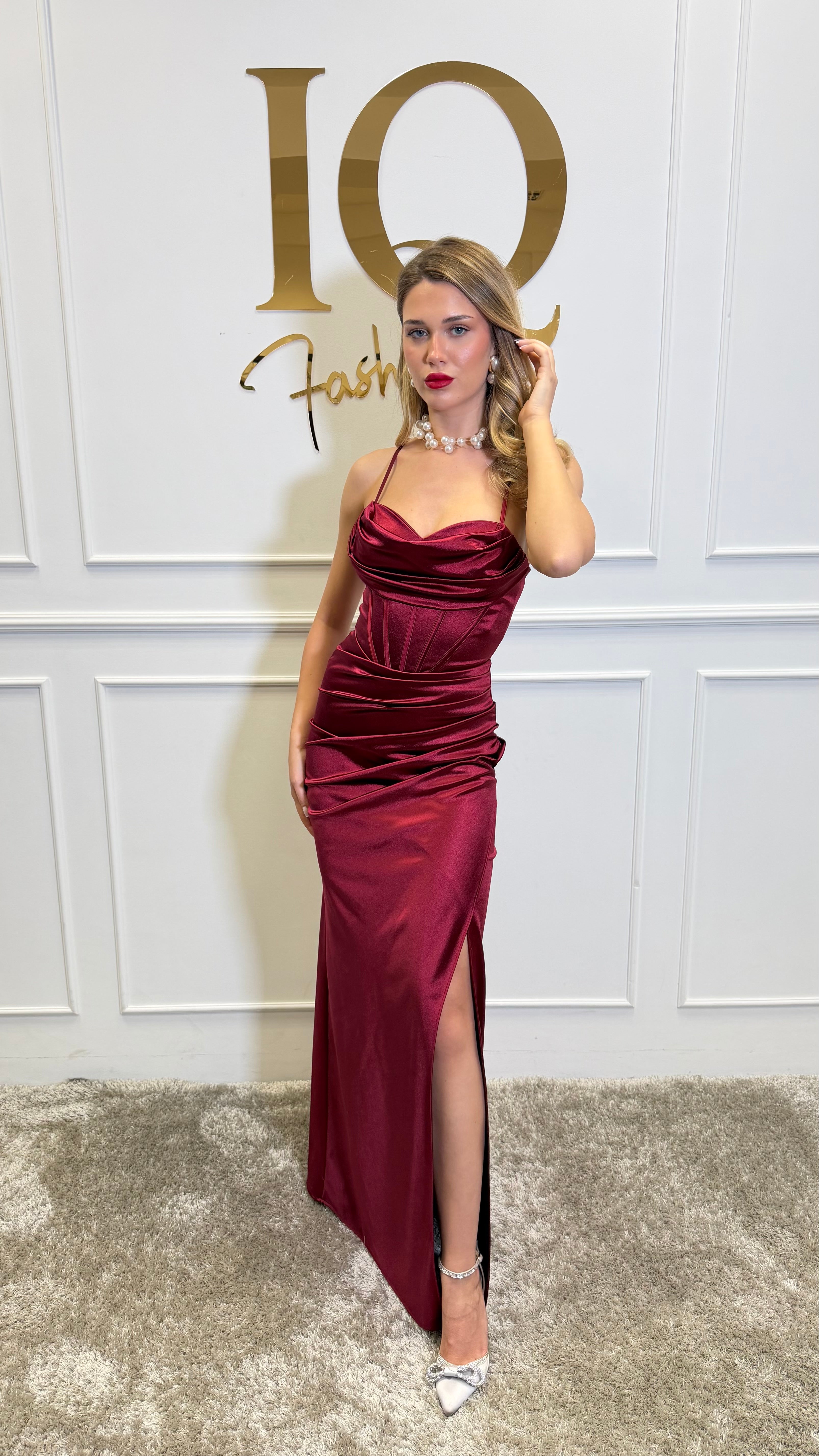 Rochie Biano Bordo din colecția iqfashioncluj, material elegant și croială modernă, pe manechin.