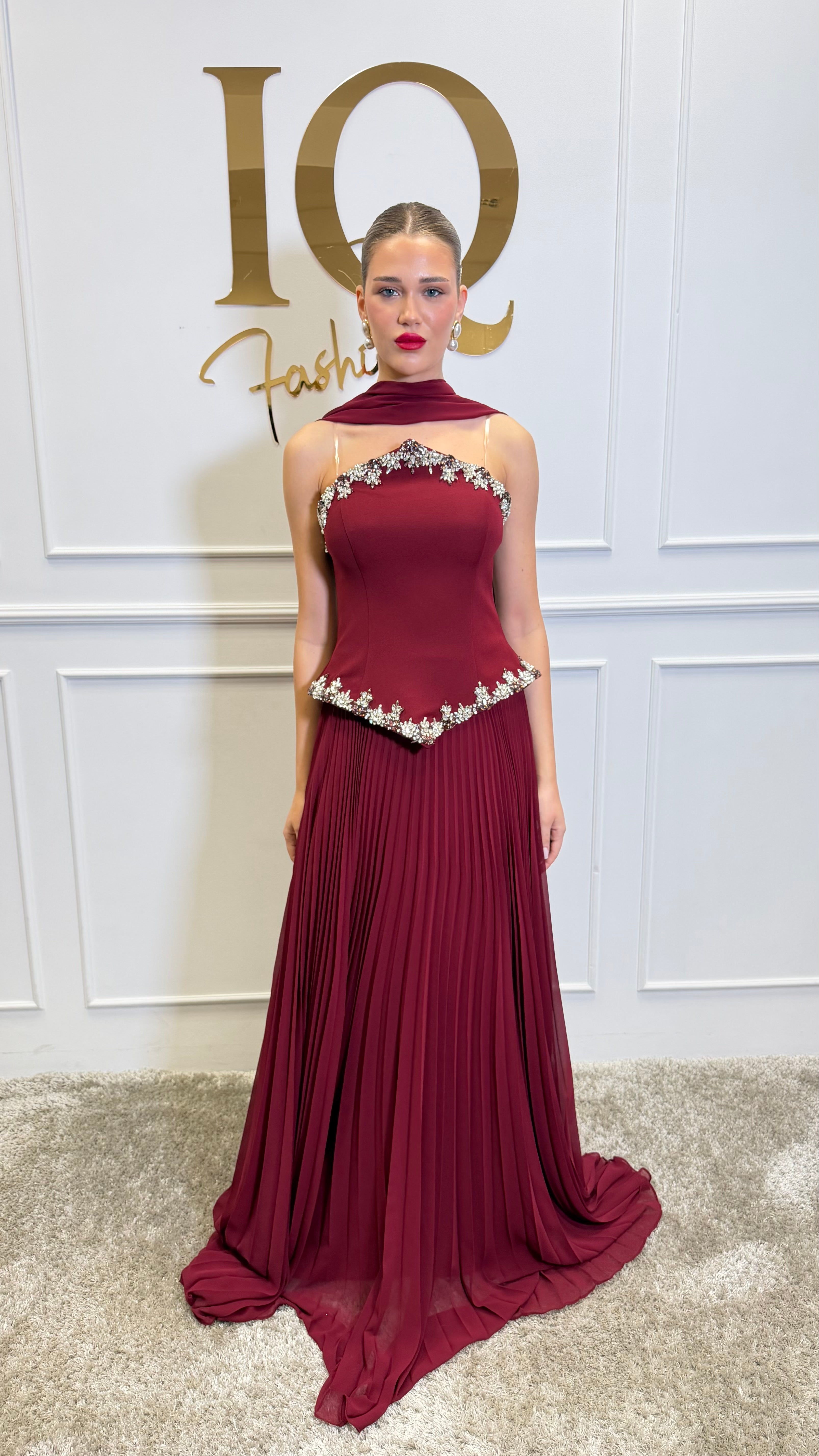 Rochie Elissa Burgundy de la iqfashioncluj, detaliu elegant, material fin și croială modernă, pe manechin.