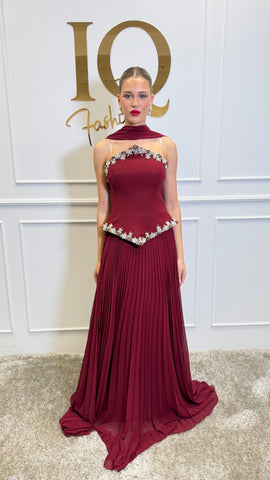 Rochie Elissa Burgundy de la iqfashioncluj, detaliu elegant, material fin și croială modernă, pe manechin.
