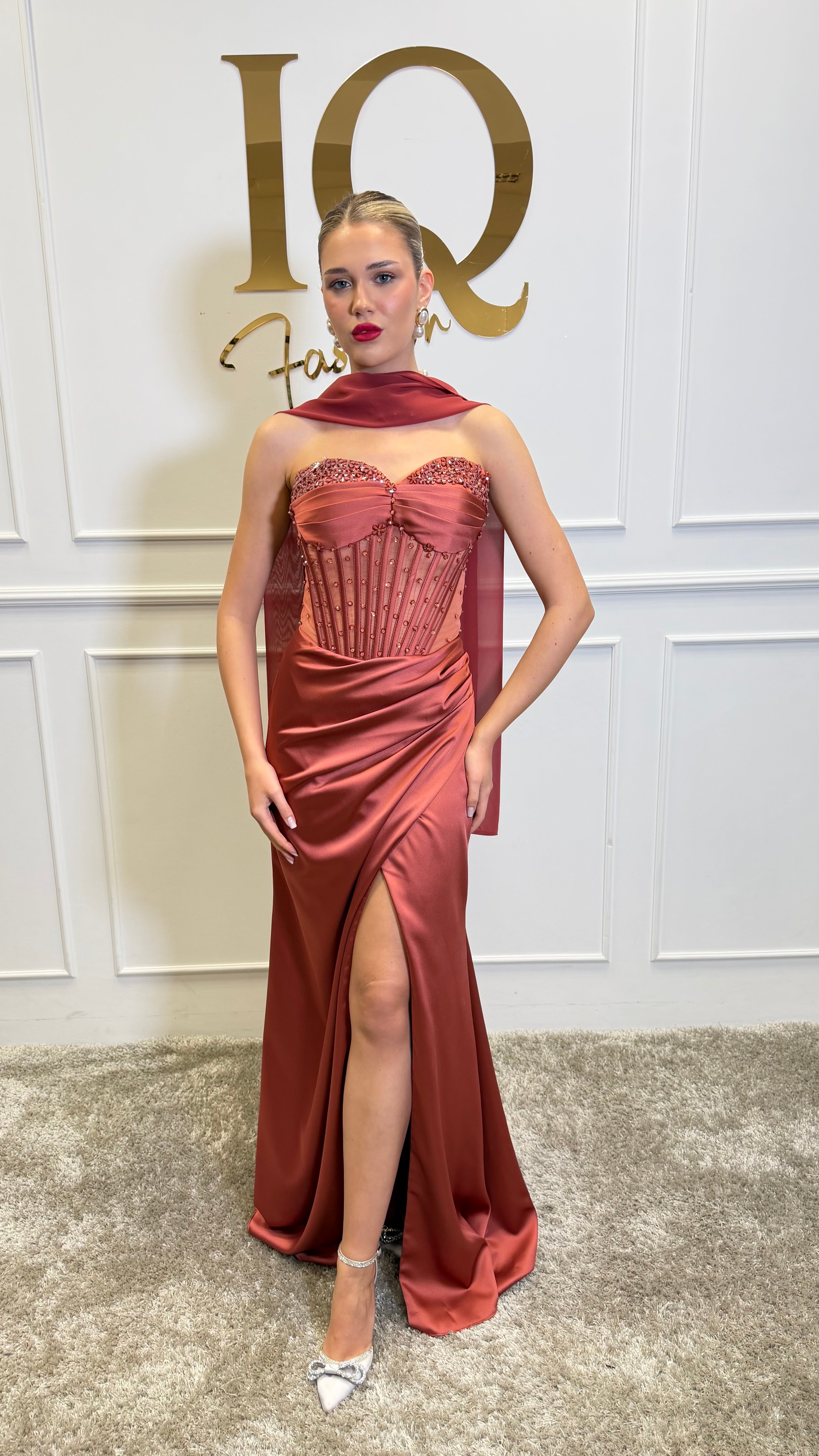 Rochie Kassiana Copper de la iqfashioncluj, lungime medie și croială elegantă, prezentată pe manechin, culoare cupru strălucitoare.
