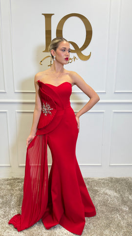Rochie roșie Vanessy de la ELVE STYLE SRL, imagine cu detalii și croială elegantă pentru evenimente speciale.