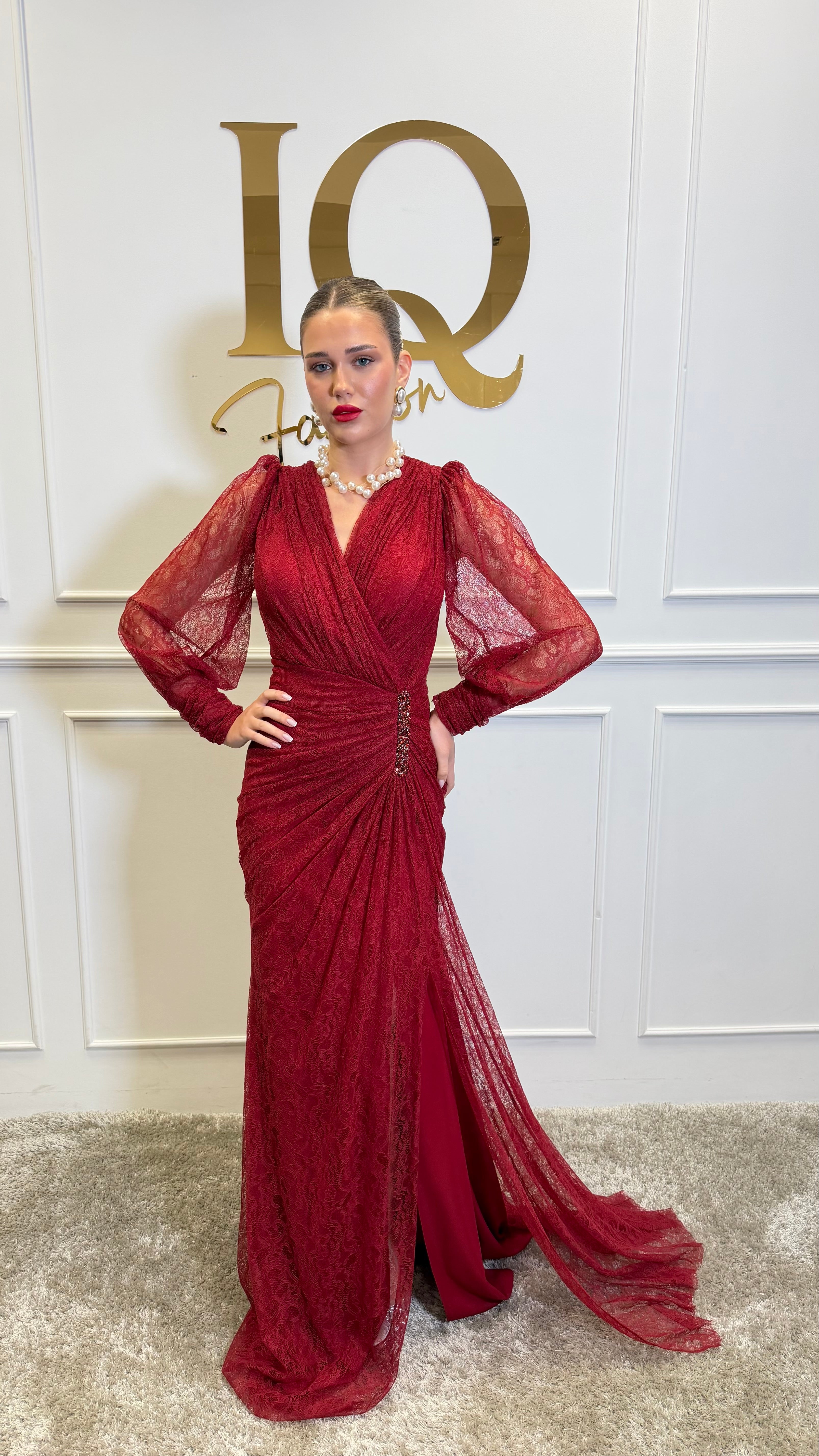 Rochie Azella bordo de la iqfashioncluj, cu croială elegantă și detalii moderne, pe manechin sau purtată.