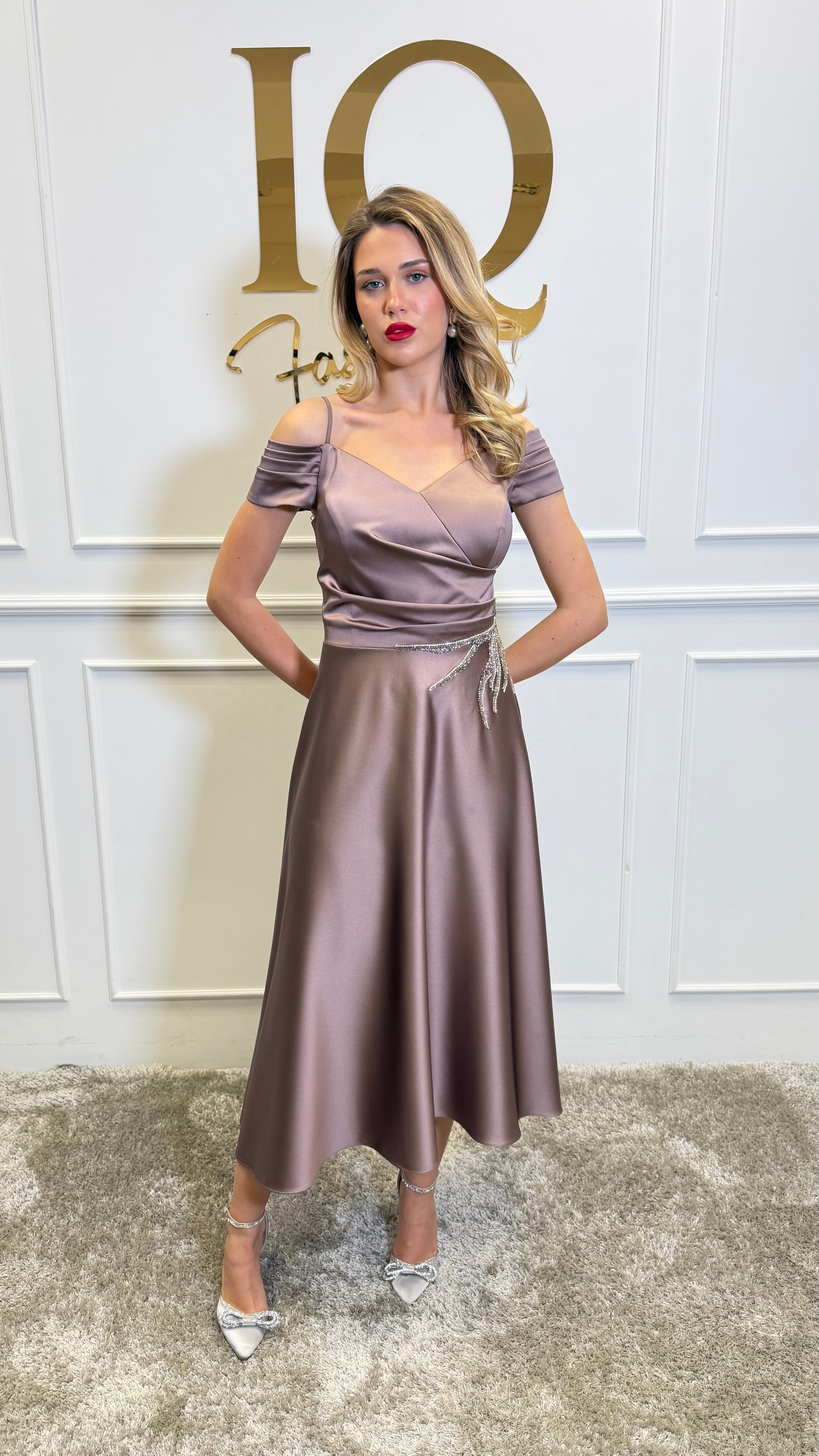 Rochie midi beige Onesta de la iqfashioncluj, cu croială elegantă și detalii feminine, pe manechin.