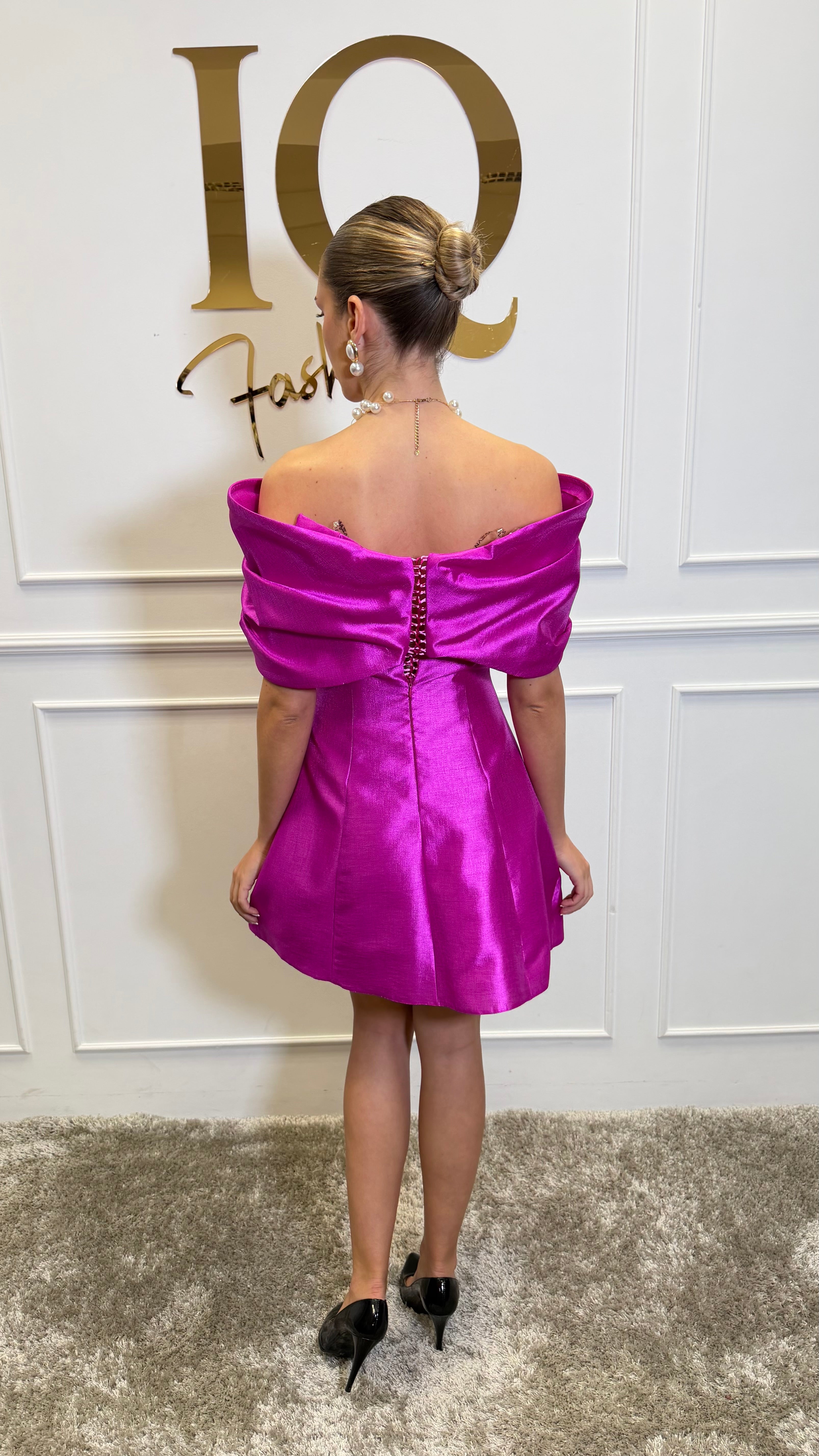 Rochie Azalia Fuchsia de la iqfashioncluj, croială elegantă și culoare vibrantă, vizibilă pe imagine.