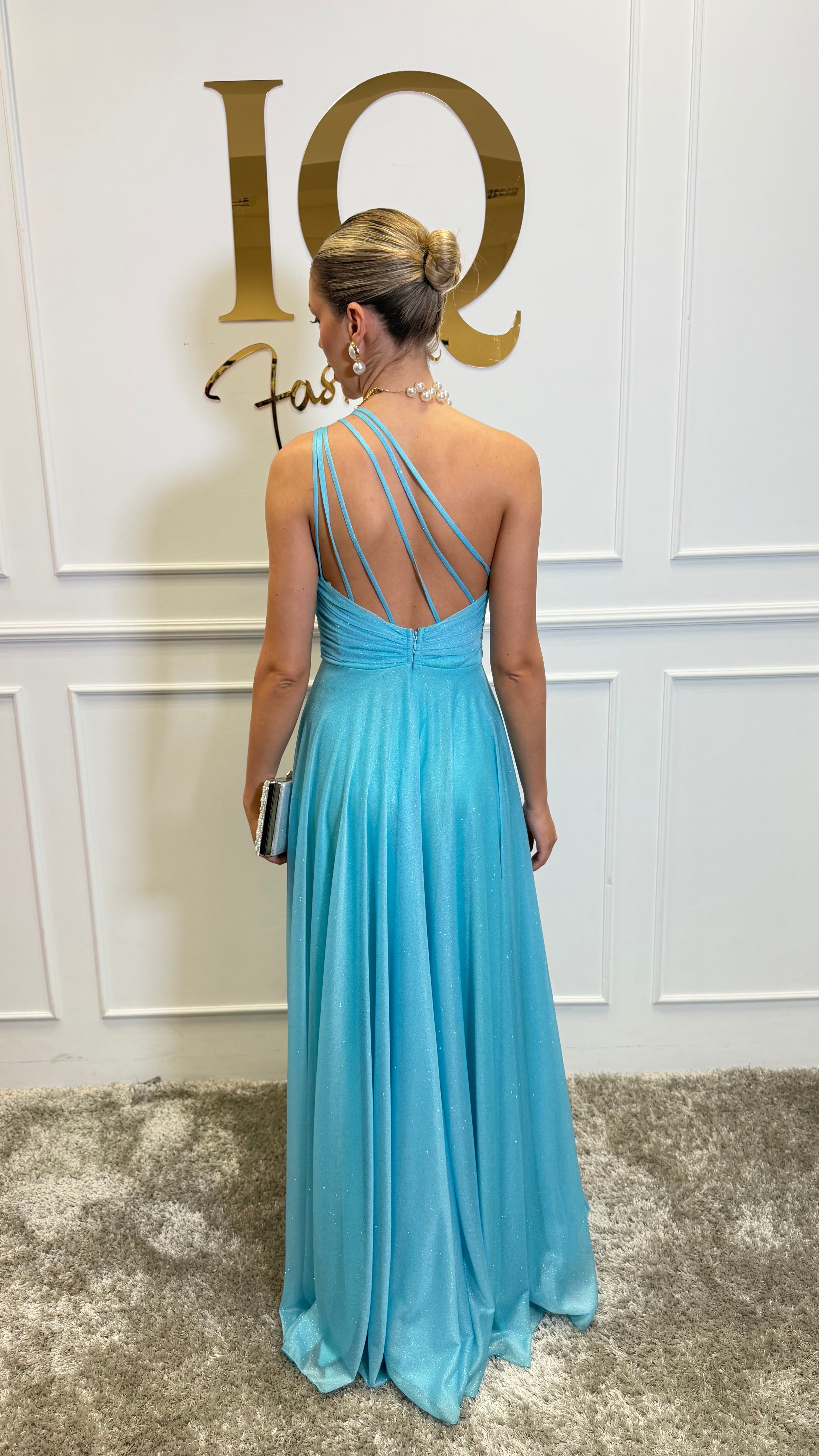 Rochie turcoaz Kaseea de la iqfashioncluj, stil elegant, cu croială feminină și detalii moderne, pentru ocazii speciale.