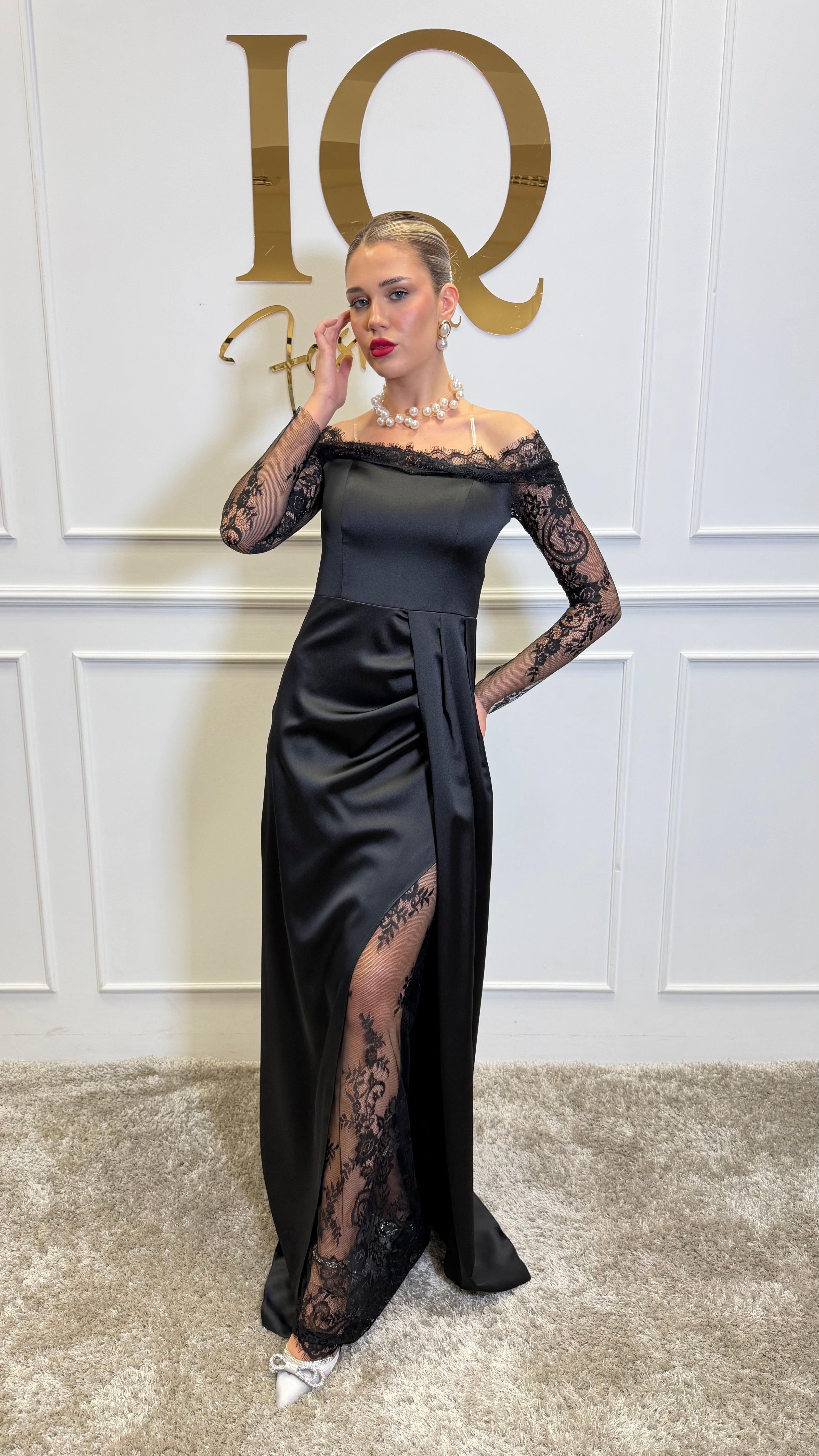 Rochie Umbrietta neagră de la iqfashioncluj, croială elegantă și detalii moderne, prezentată pe manechin.