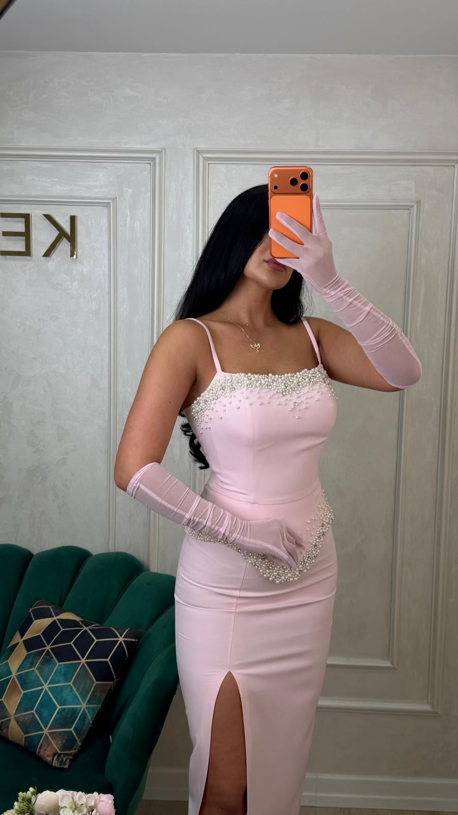 Rochie roz Candolline de la iqfashioncluj, material elegant și croială modernă, vizibilă în imagine.