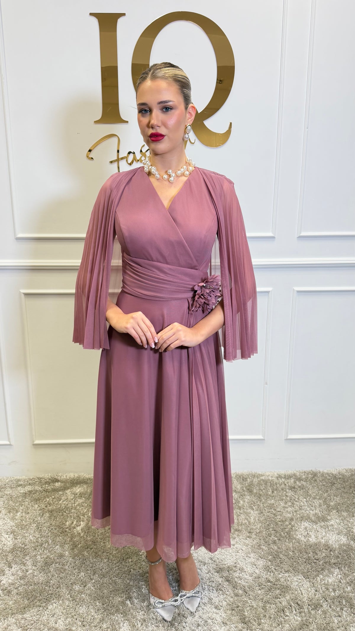 Rochie Nadiana pudra de la iqfashioncluj, imagine cu detalii elegante și croială modernă, material fin și aspect stilat.