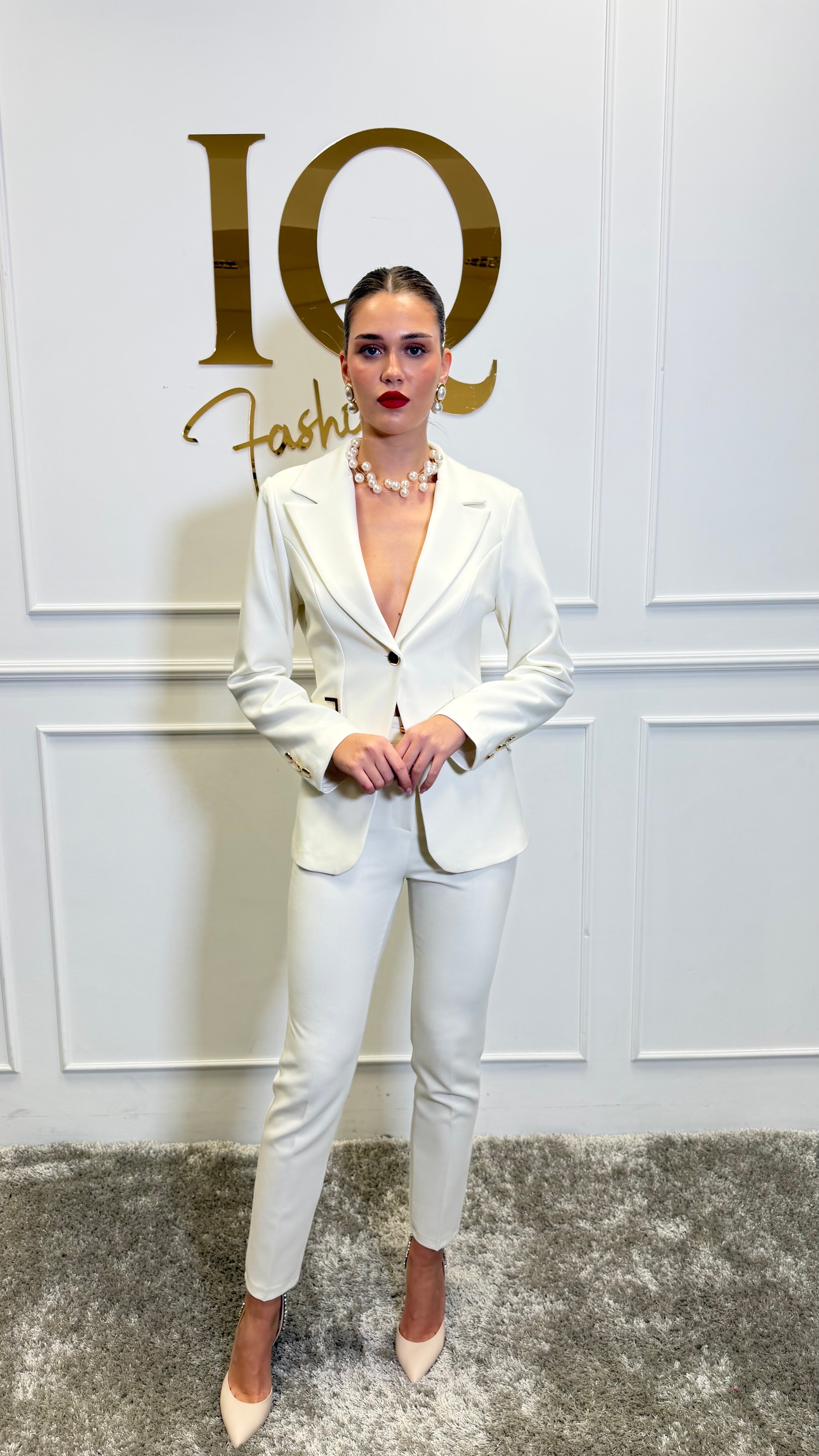 Costume Chantelle beige from ELVE STYLE SRL, featuring elegant fabric and detailed design, suitable for special occasions.