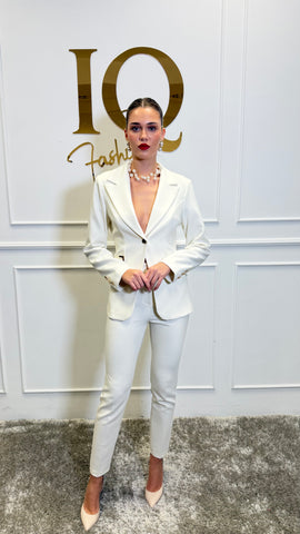 Costume Chantelle beige from ELVE STYLE SRL, featuring elegant fabric and detailed design, suitable for special occasions.